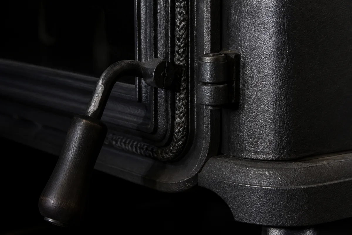 Détail de la porte vitrée et de la poignée d&rsquo;un poêle à bois