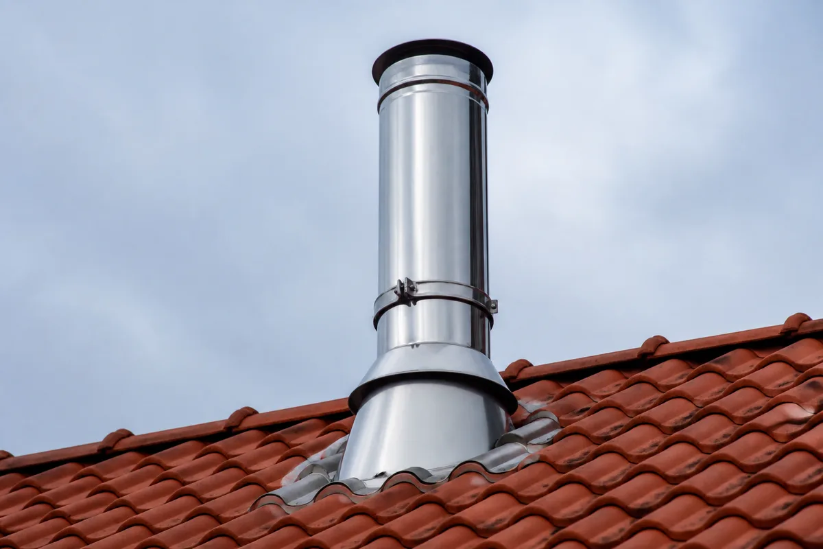 Conduit de fumée inox double paroi traversant une toiture en tuiles